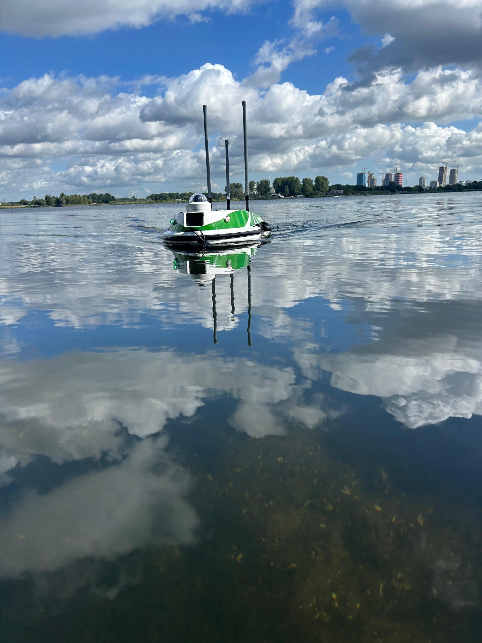 USV Alpha Mi pe lac, cu reflexia norilor în apă